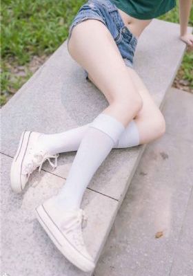 《年轻漂亮的女教师》中字_剧情片影视在线观看