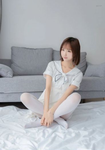 手伸进她的乳罩里揉搓着_BD英语BD在线观看